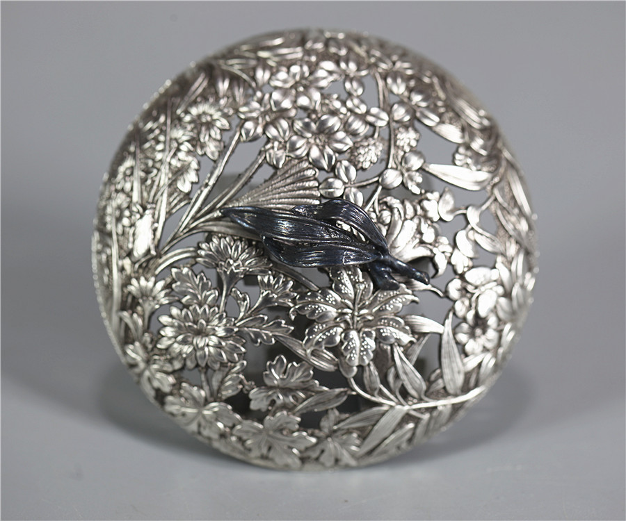 【青鳳作】銀製 七草香炉 蝶透かし彫り 共箱付き 青鳳作】銀製 七草香炉 蝶透かし彫り 共箱付き 香炉/香器『高岡銅器