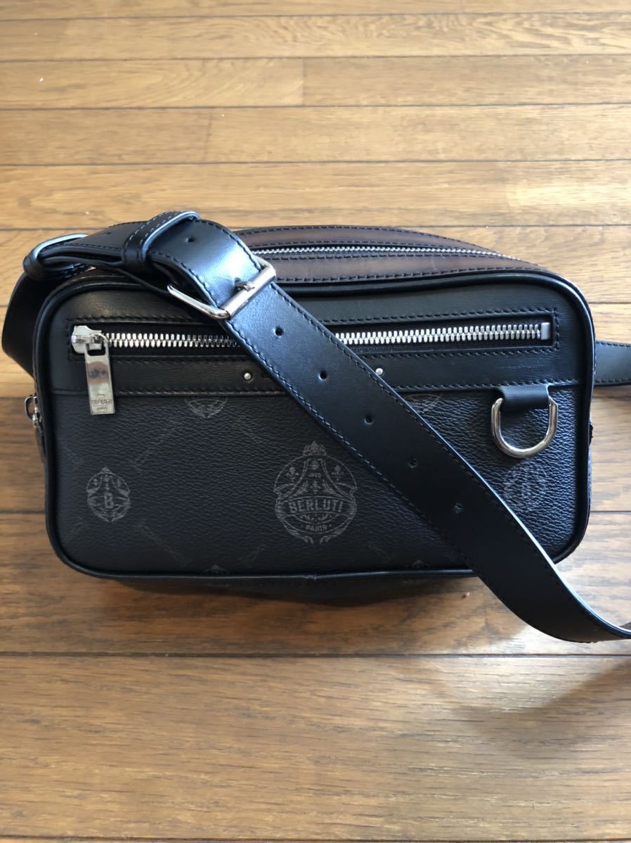ベルルッティ 座り込む シグネチャー メッセンジャーバッグ新品未使用 