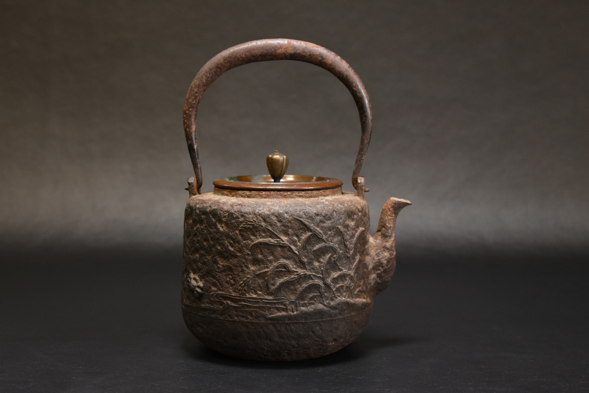 鉄瓶 岩肌鋳鉄製 提手象嵌細工 煎茶道具 古多】時代 芦蟹文字紋 岩肌鉄瓶 c23◇煎茶道具/古美術/時代