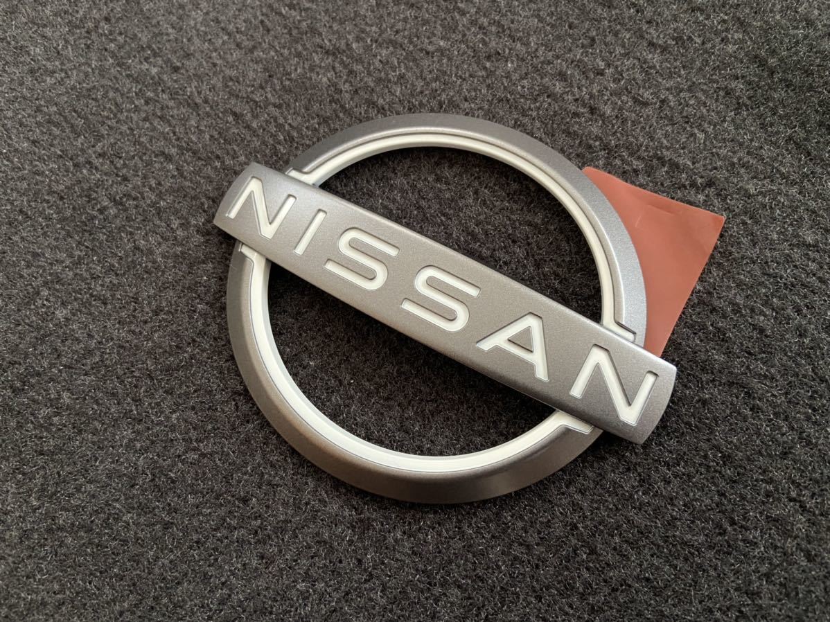 【未使用】NEW 日産 エンブレム リア NISSAN 新エンブレム 中 日産エンブレム ニッサン
