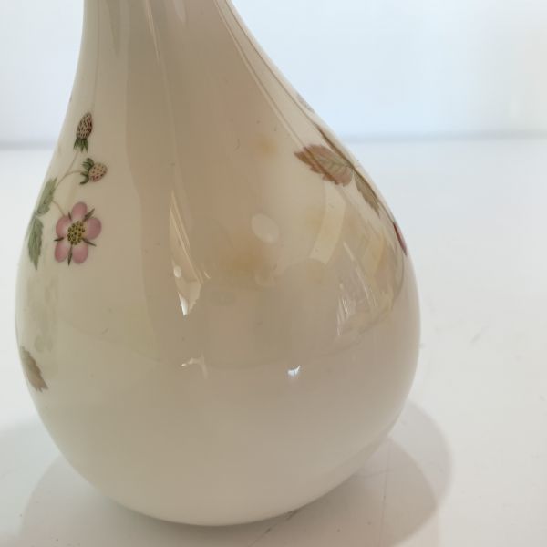 Wedgwood ウェッジウッド ワイルドストロベリー花瓶 一輪挿し ２客 ウェッジウッド 売買されたオークション情報 Yahooの商品情報をアーカイブ公開 オークファン Aucfan Com