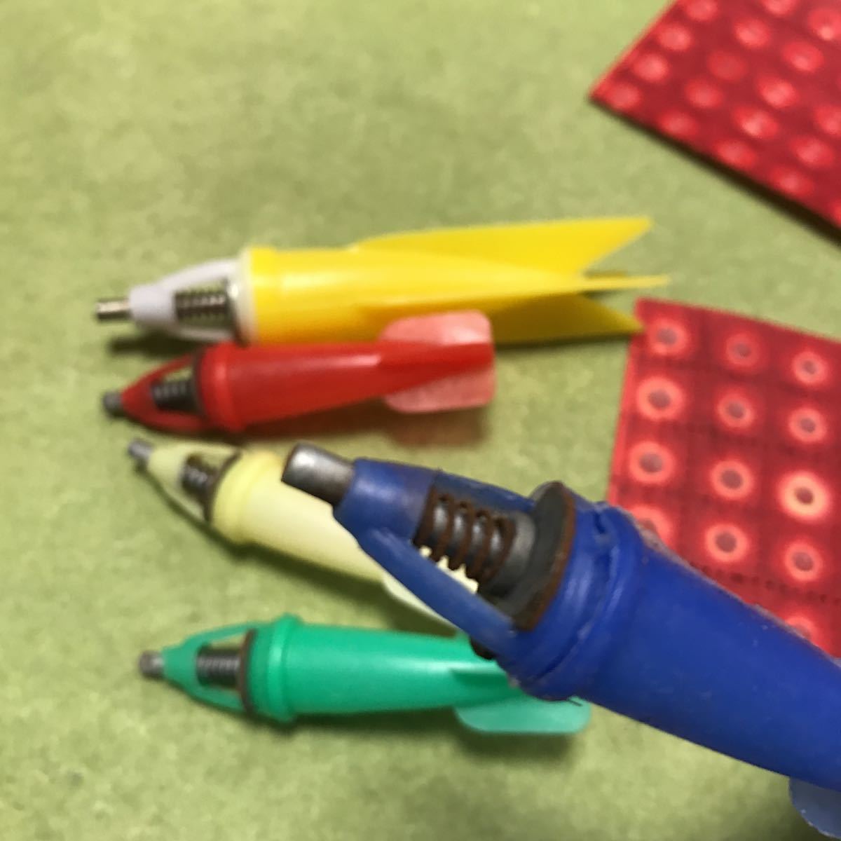 昭和レトロ 駄菓子屋 ロケット弾 キャップ弾 ジャンプ弾 緑 昭和レトロ 赤 青 緑 黄色 平玉火薬 東陽煙火 まとめて トイガン 売買されたオークション情報 Yahooの商品情報をアーカイブ公開 オークファン Aucfan Com