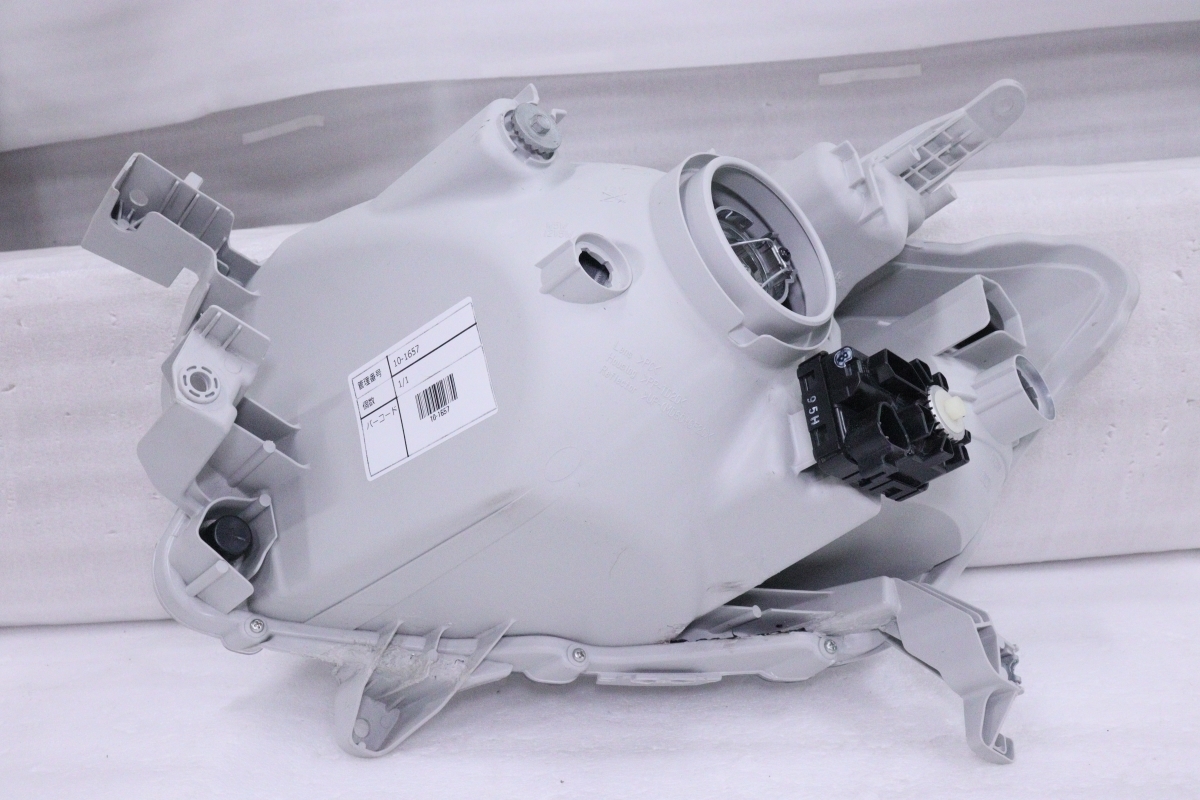 10-1657☆ハロゲン NCP160V プロボックス☆右ヘッドライト KOITO 52