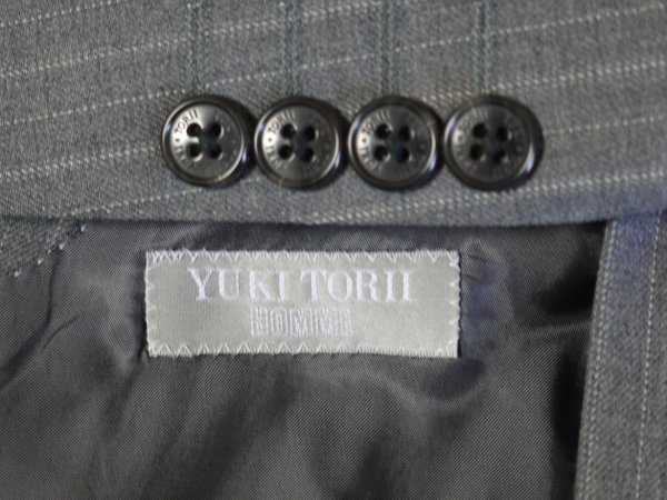 L410○YUKI　TORII○未使用品○170A5・2釦・総裏地・グレーストライプシングルスーツ・ビジネス