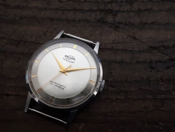 ENICAR 自動巻き 腕時計 ヴィンテージ　稼働　1970年代製　トノーケース ENICAR 自動巻き 腕時計 ヴィンテージ 稼働 1970年代製 トノーケース