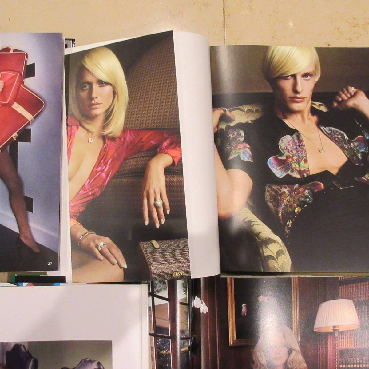 VERSACE 1999 / 2000 ヴェルサーチ　カタログ　写真集 VERSACE 1999 ⁄ 2000 ヴェルサーチ カタログ 写真集 VERSACE 1999