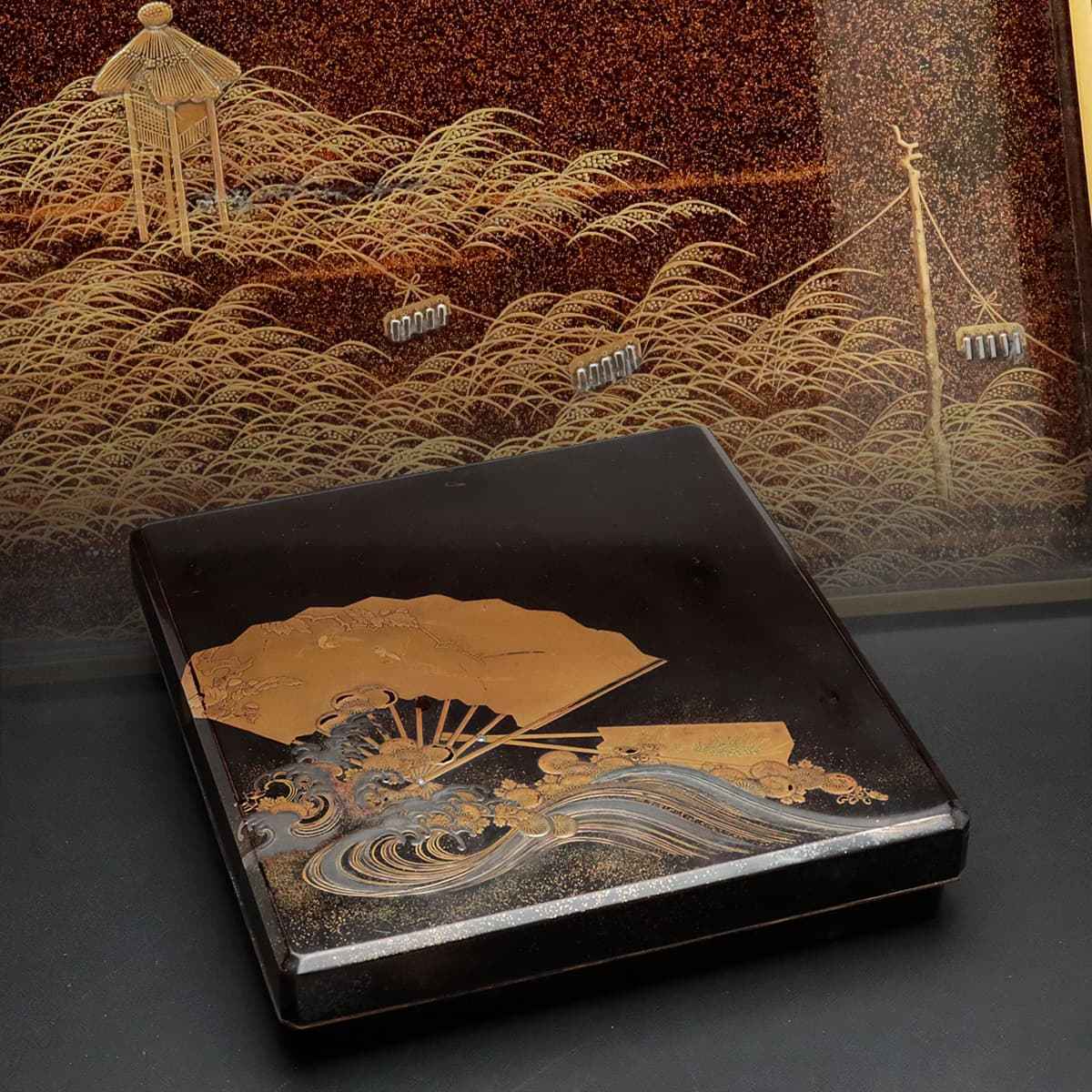 葵紋入り南天蒔絵硯箱 江戸後期 内側、梨地扇面散し蒔絵 漆塗り・木製