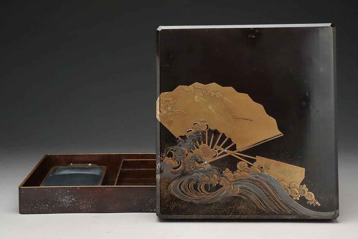 葵紋入り南天蒔絵硯箱 江戸後期 内側、梨地扇面散し蒔絵 漆塗り・木製