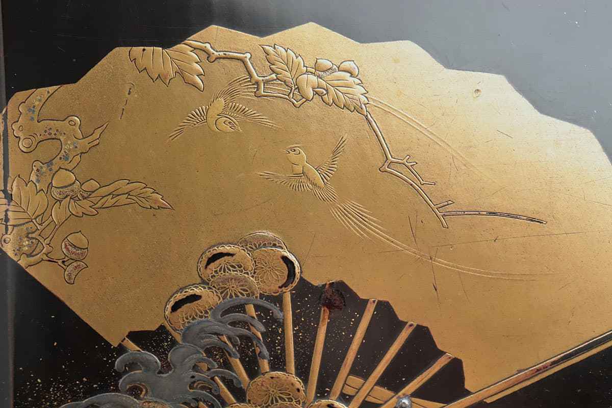 葵紋入り南天蒔絵硯箱 江戸後期 内側、梨地扇面散し蒔絵 漆塗り・木製