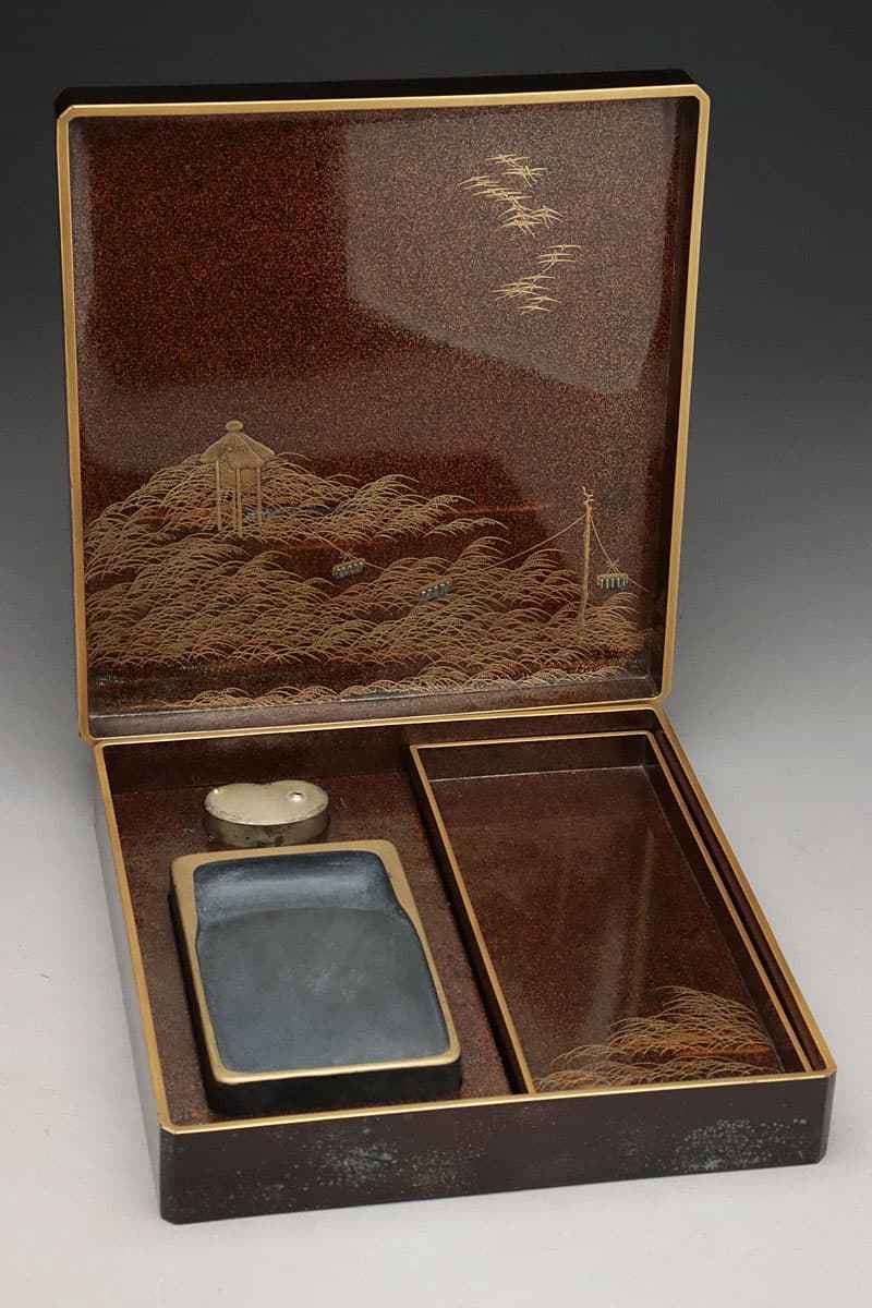 葵紋入り南天蒔絵硯箱 江戸後期 内側、梨地扇面散し蒔絵 漆塗り・木製