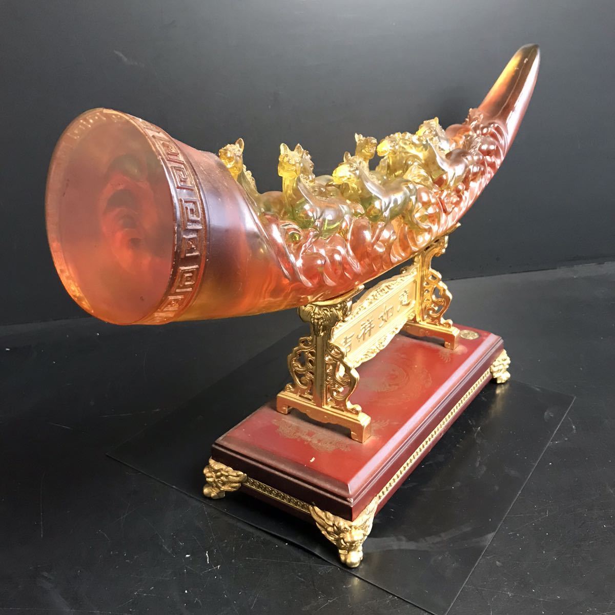 Q797] 駆け馬彫刻 象牙風レプリカ角 置物 樹脂製 木製台 彫像 玄関