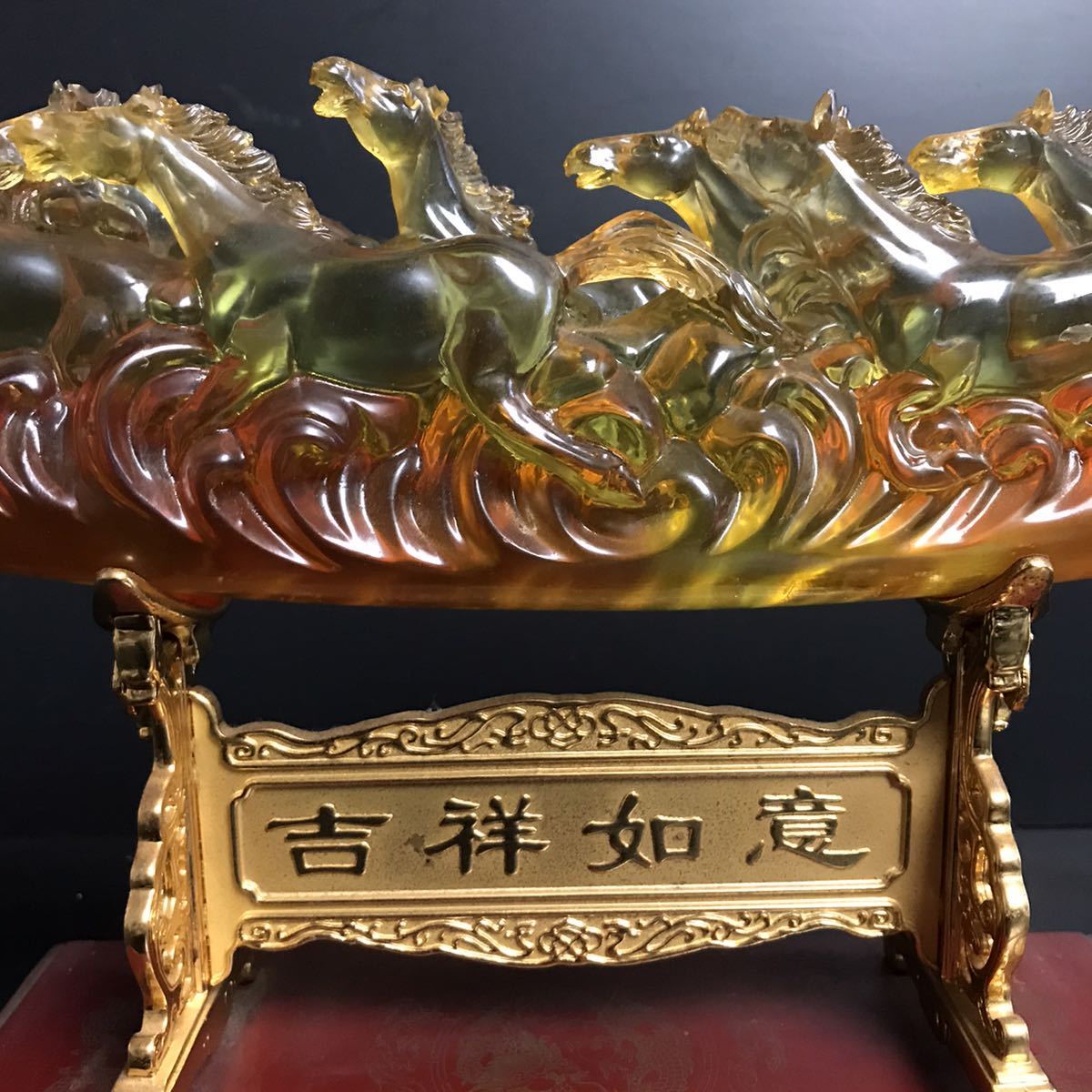 Q797] 駆け馬彫刻 象牙風レプリカ角 置物 樹脂製 木製台 彫像 玄関