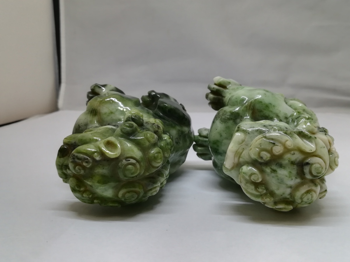 中国美術】 翡翠玉石彫刻 唐獅子 2体 約1kg 台座 箱付 中国古美術
