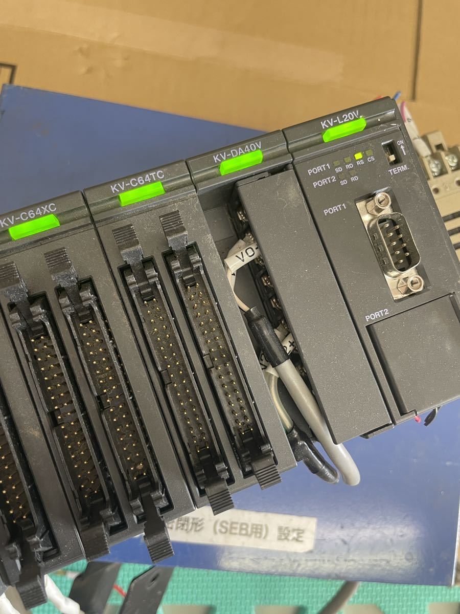 P箱A）KEYENCE KV-3000 C64XC C64TC DA40V L20V 通電のみ、その他