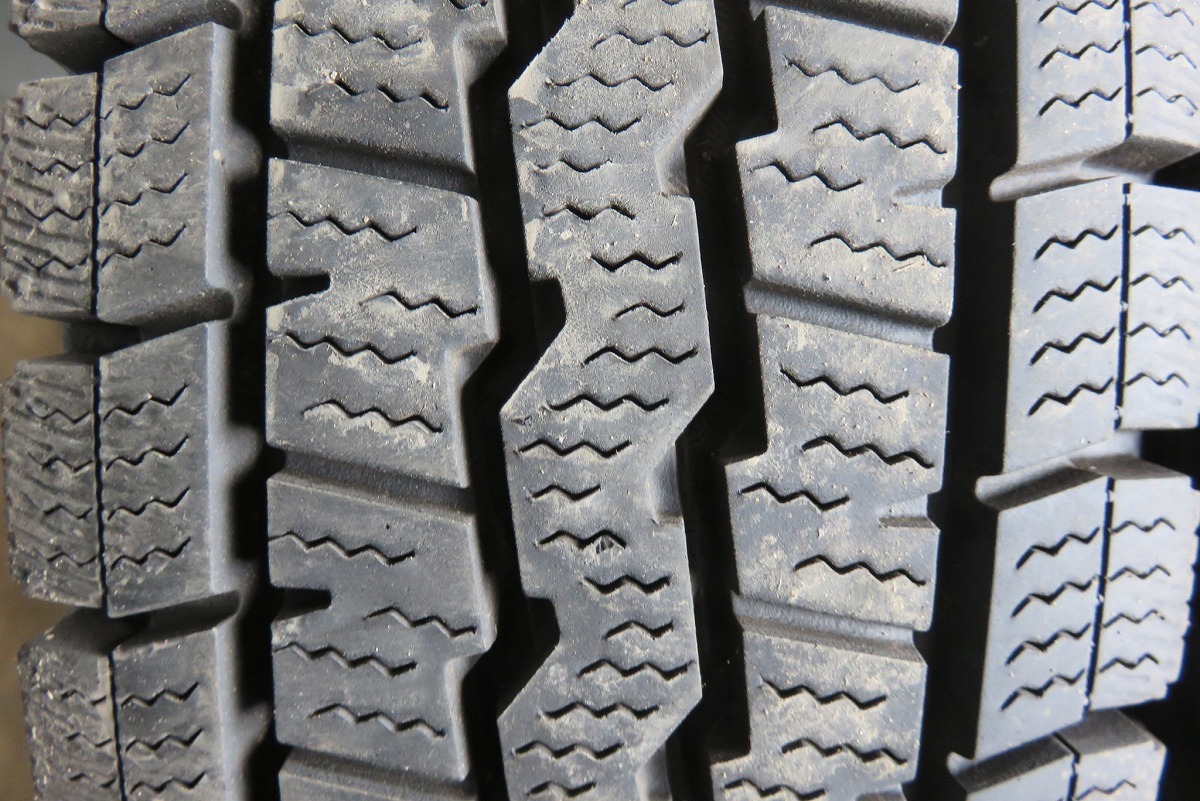 バリ溝！DUNLOP WINTER MAXX SV01 195/70R15