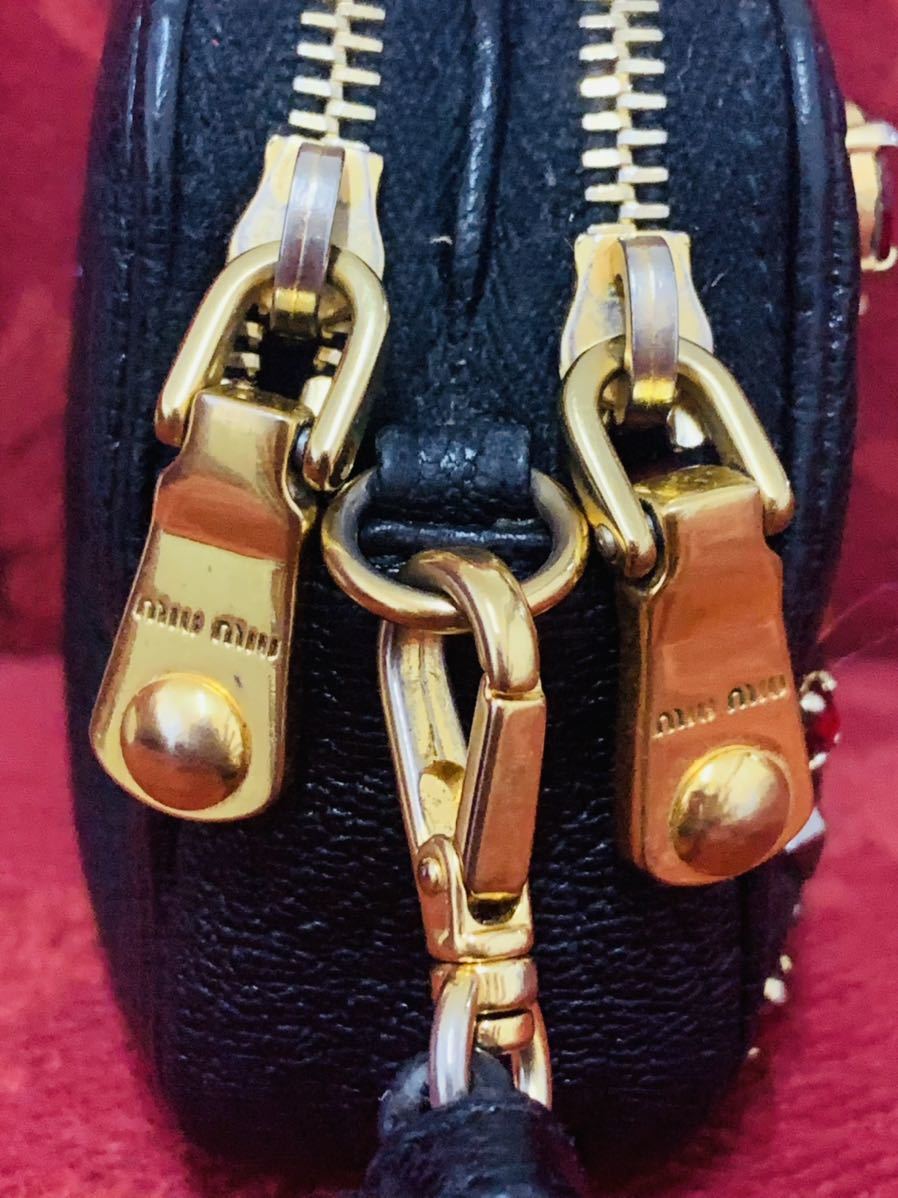 ✈訳 美品　ミュウミュウ　スタッズ レザー　ダブル ファスナー　化粧 ポーチ　黒 miu miu ☆ ミュウミュウ ダブルファスナー ポーチ レザー バッグ