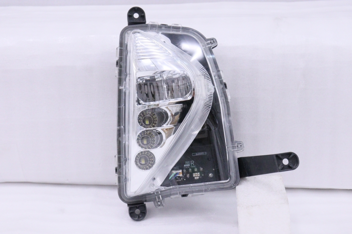 本物保証，新品 21-342 前期 LED ZVW50 プリウス 右フォグランプ KOITO 47-83 ZVW51 ZVW55 ASSY メッキ トヨタ 純正 YM(トヨタ用)｜売買されたオークション情報、yahooの商品情報をアーカイブ公開 - オークファン 純正品