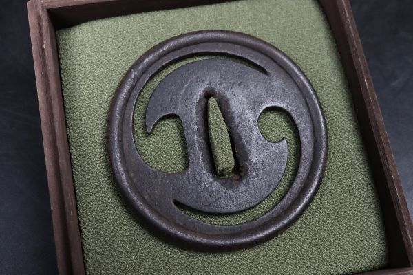 時代刀装具 鉄鍔 巴透鍔 武具(鍔、刀装具)|売買された 時代刀装具 鉄鍔 巴透鍔 武具(鍔、刀装具)|売買された