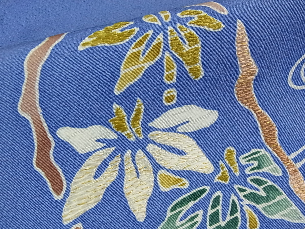狐色に浮かぶ四季の花々が個性的な魅力を見せる、正絹縮緬のお着物です 