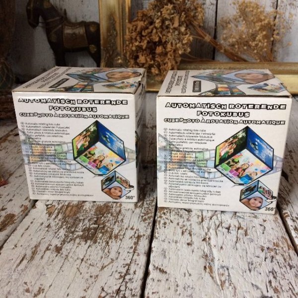 保管品 Asokoアソコ おしゃれな回転キューブ型 フォトスタンド フォトフレーム 写真立て 2個セット 10 10cm 6枚収納可 その他 売買されたオークション情報 Yahooの商品情報をアーカイブ公開 オークファン Aucfan Com