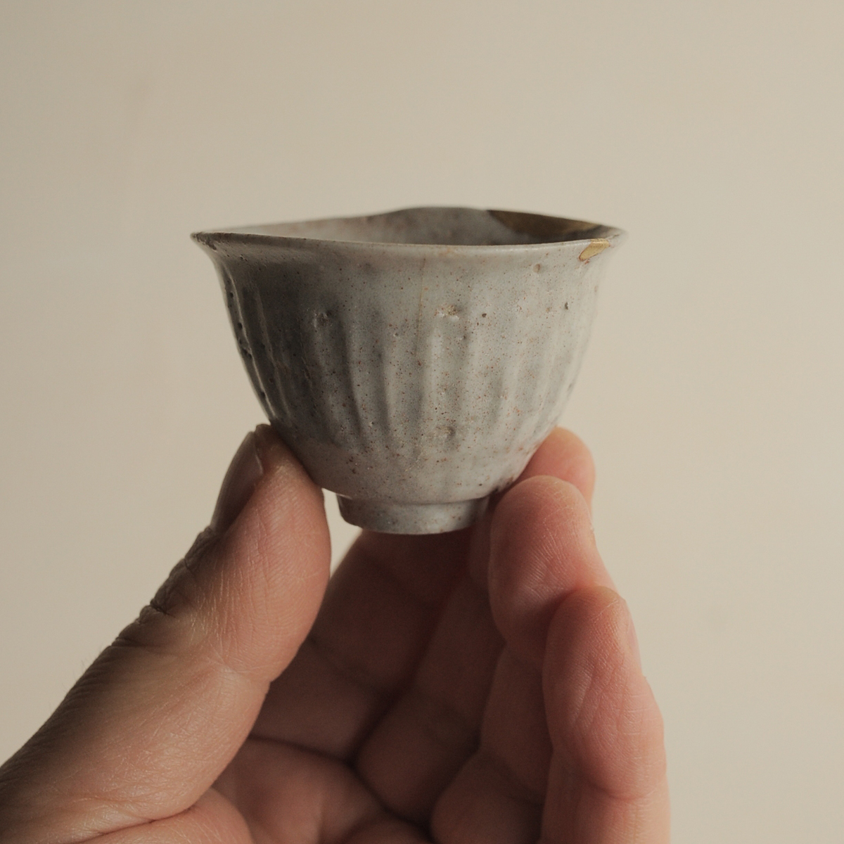 初期伊万里凌盃 最古手？ 有色胎土につき やや鼠色発色あがり 白磁 金