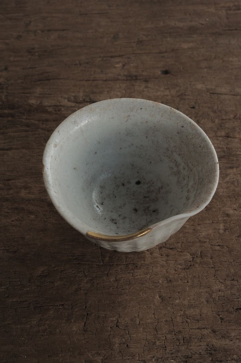 初期伊万里凌盃 最古手？ 有色胎土につき やや鼠色発色あがり 白磁 金