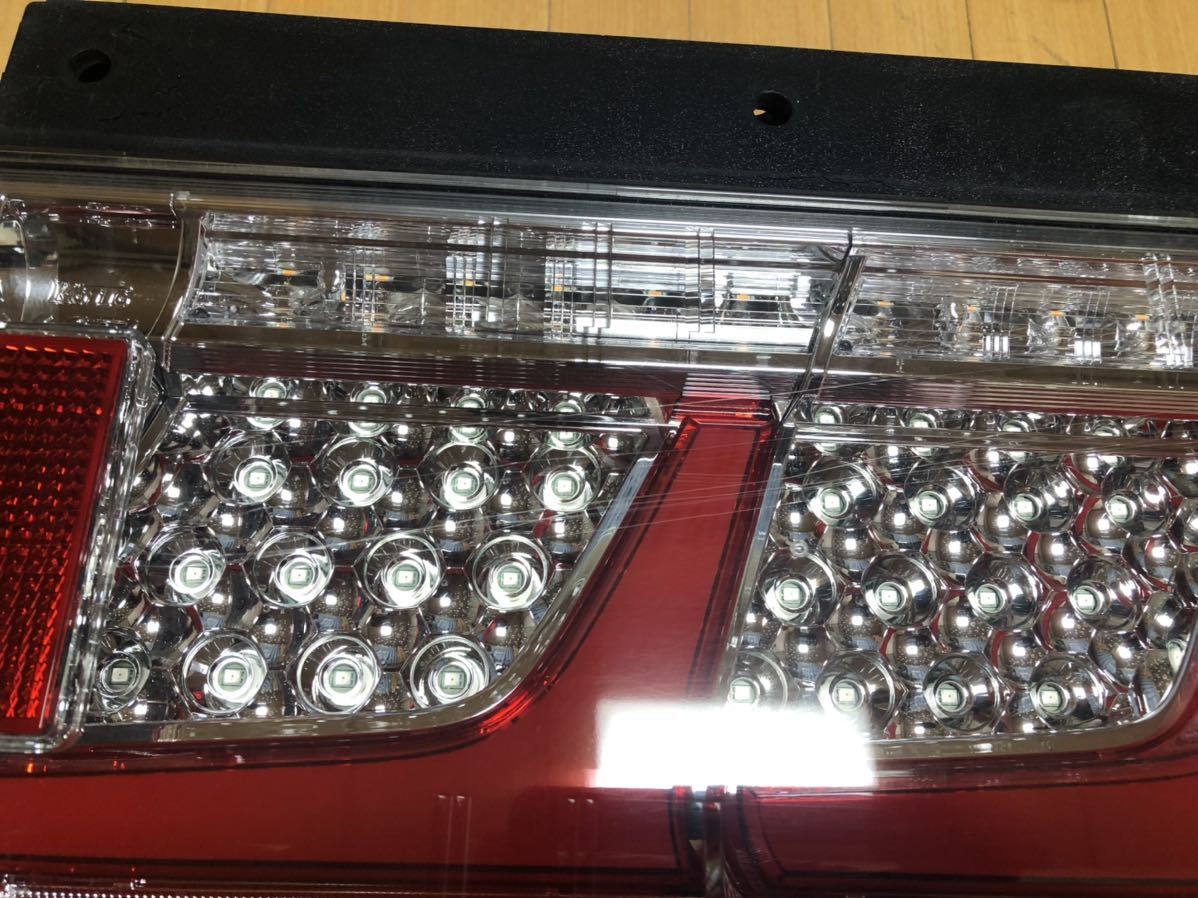 KOITO 小糸LEDテール 2連 ノーマルターン 運転席側 取付部ヒビ割れあり 