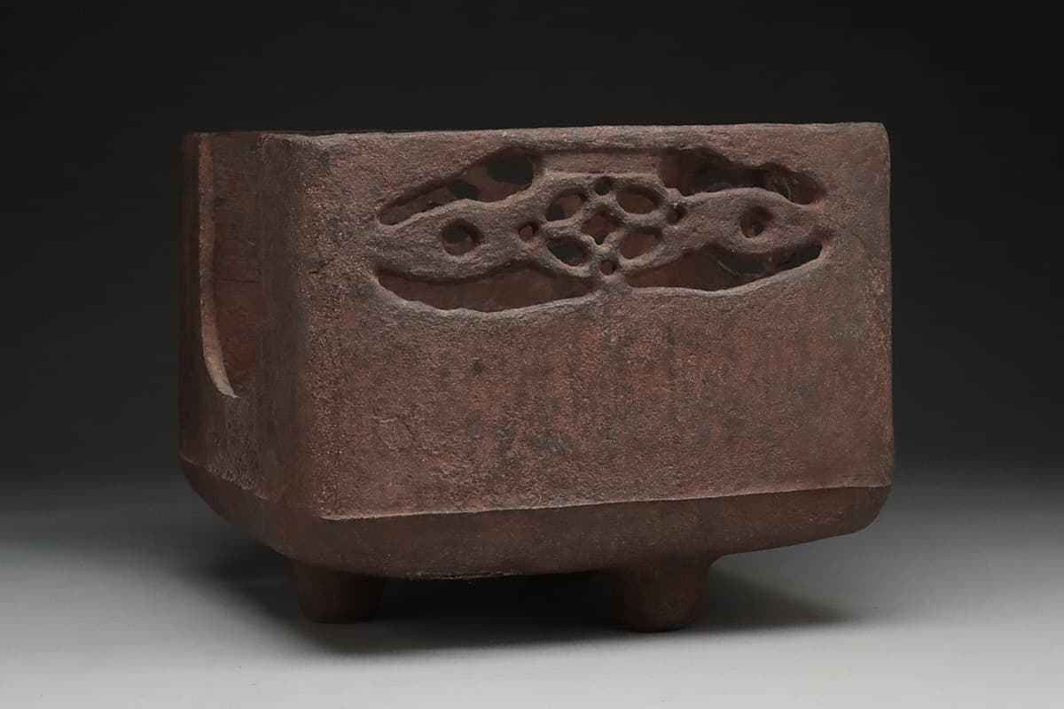 遠州好 網目に七宝透かし風炉先屏風 京間用 | 鉄刀木 白磁⁄かぶ形香炉 