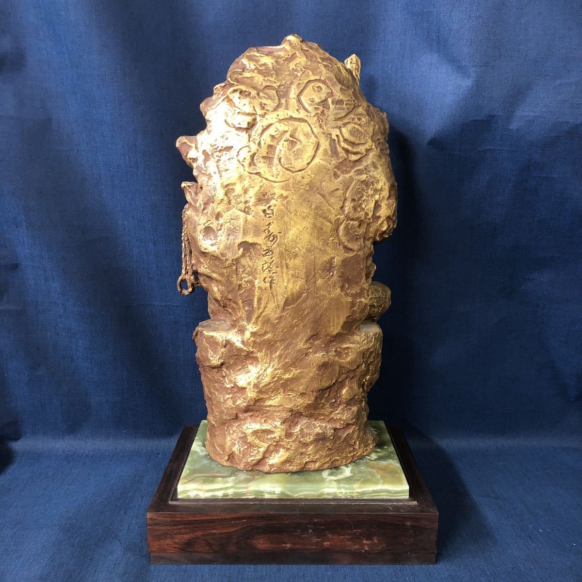 M1807 北村西望作 不動明王像（半跏趺坐）・ブロンズ像・石の台座付き