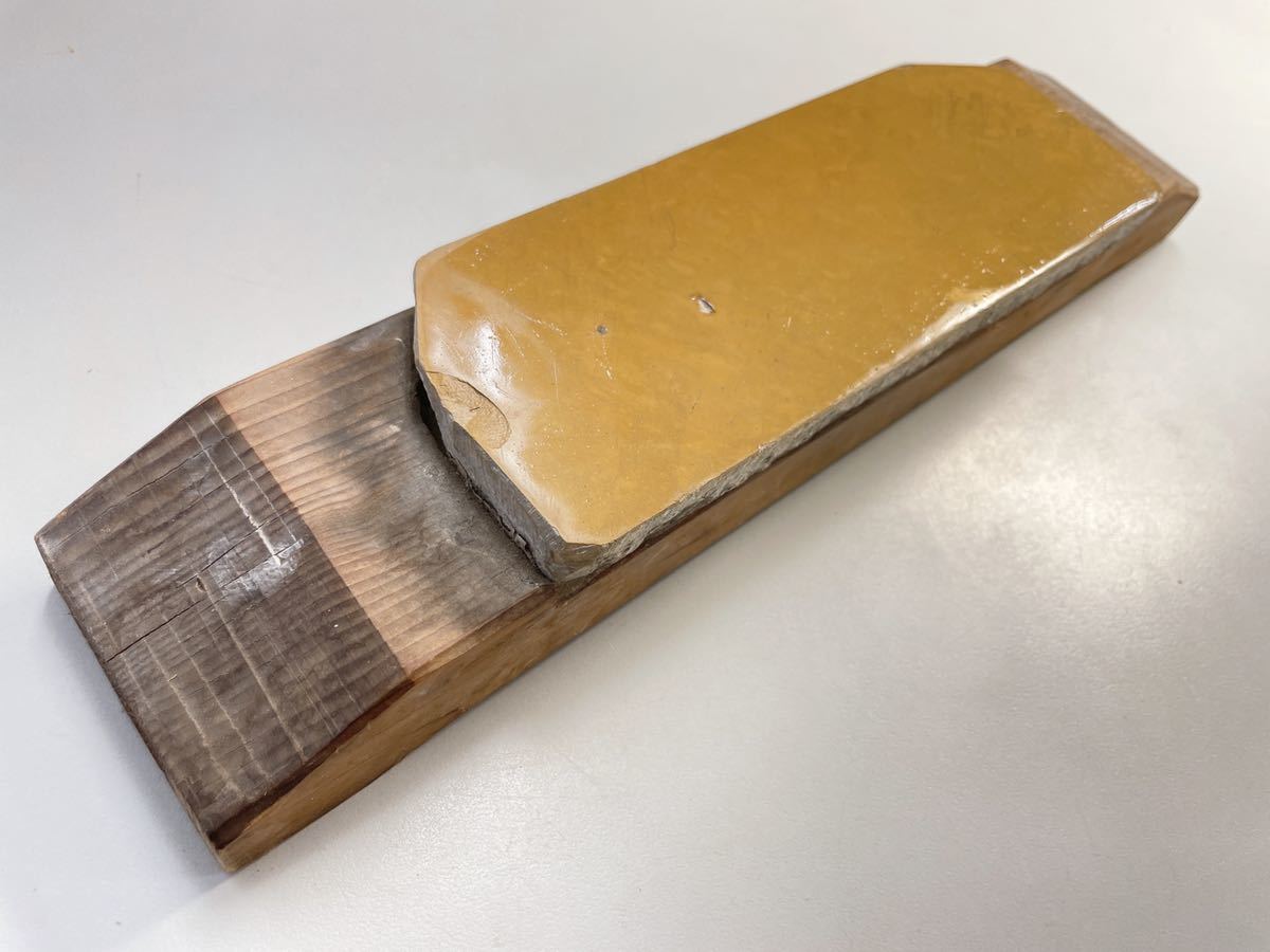 100%新品，格安 02米104 理容 天然砥石 砥石 台付き 横19.5cm 縦7cm 高さ2cm 重さ803g(研磨砥石)｜売買されたオークション情報、yahooの商品情報をアーカイブ公開 - オークファン 研磨砥石
