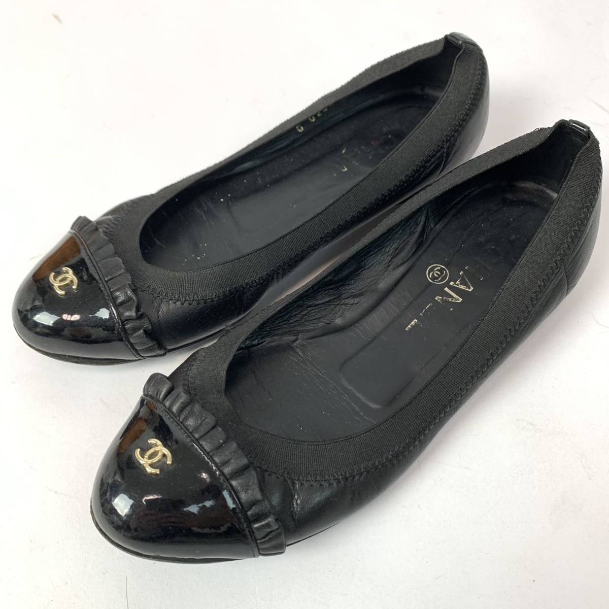 人気SALE，大得価 CHANEL シャネル ココマーク フラットシューズ バレーシューズ ブラック レザー フリル ゴム パテント エナメル 本革 正規品 35 1/2C g176(22.5cm)｜売買されたオークション情報、yahooの商品情報を 靴