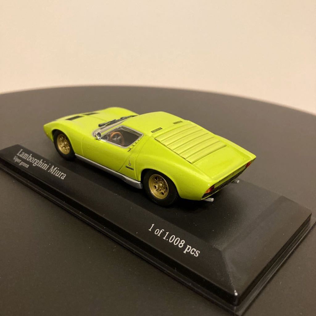 White and silver Miura P400 model car, scale 1:18 | Lamborghini Store