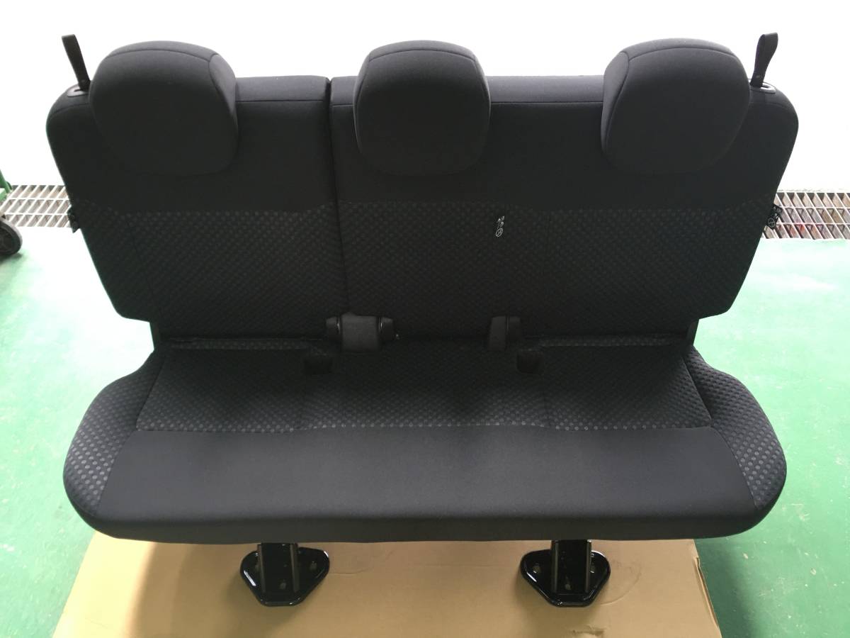 高品質，格安 NV200バネット　ワゴン車　新車取り外しセカンドシート、カーペット、リアスカッフプレート付き