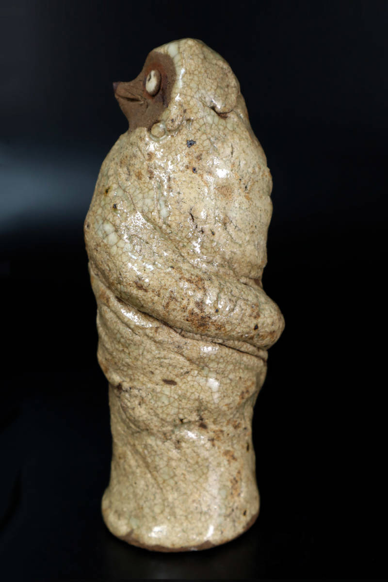 G16. 加藤華仙(志)在銘 狸ダルマ 置物 共箱 木製台 板谷波山 瀬戸卯物