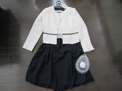 しまむら タグ付 星怜奈フォーマルスーツワンピースセット13号 ネックレス コサージュ付 卒入園 卒業式入学式 スーツ アンサンブル 売買されたオークション情報 Yahooの商品情報をアーカイブ公開 オークファン Aucfan Com