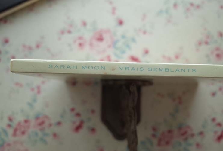 | - Moon Sarah &frasl; 巡りゆく日々 nostos books サラ・ムーン写真集 Yahoo!オークション 世界的写真家サラ・ムーンのカラー写真のみを纏めた初の写真集 「サラムーン展」本、雑誌の落札相場・落札価格 ムーン写真展 小宮山書店 l'autre サラムーン写真集