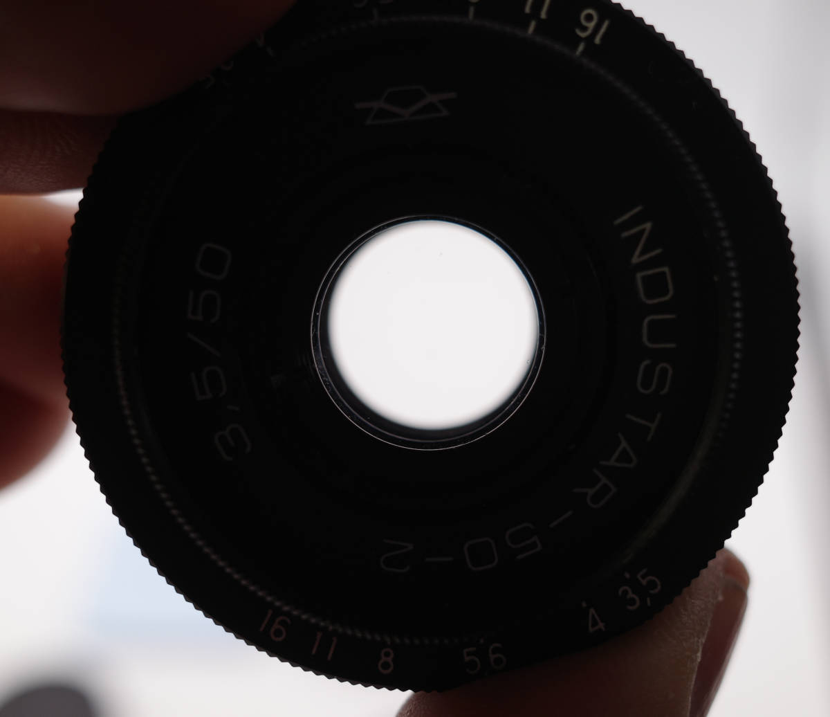 30 　新品同様　 パンケーキレンズ　1982年製造　　インダスター50-2　ソニーミラーレス（Eマウント）用アダプター付 50mm 50-2 Industar-50-2 未使用・未開封品)ロシア 手頃に買えるパンケーキ型ロシアンレンズの F3.5」フルサイズ対応（もしかして中判ミラーレスでも？）旧ソ連から来た破格のハイコストパフォーマンスレンズ