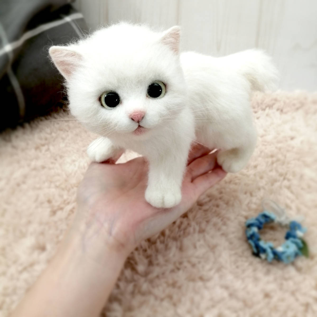 Sora 羊毛フェルト 白猫 子猫 ジャパニーズボブテイル 勿忘草の花かんむり 猫 羊毛フェルト 売買されたオークション情報 Yahooの商品情報をアーカイブ公開 オークファン Aucfan Com