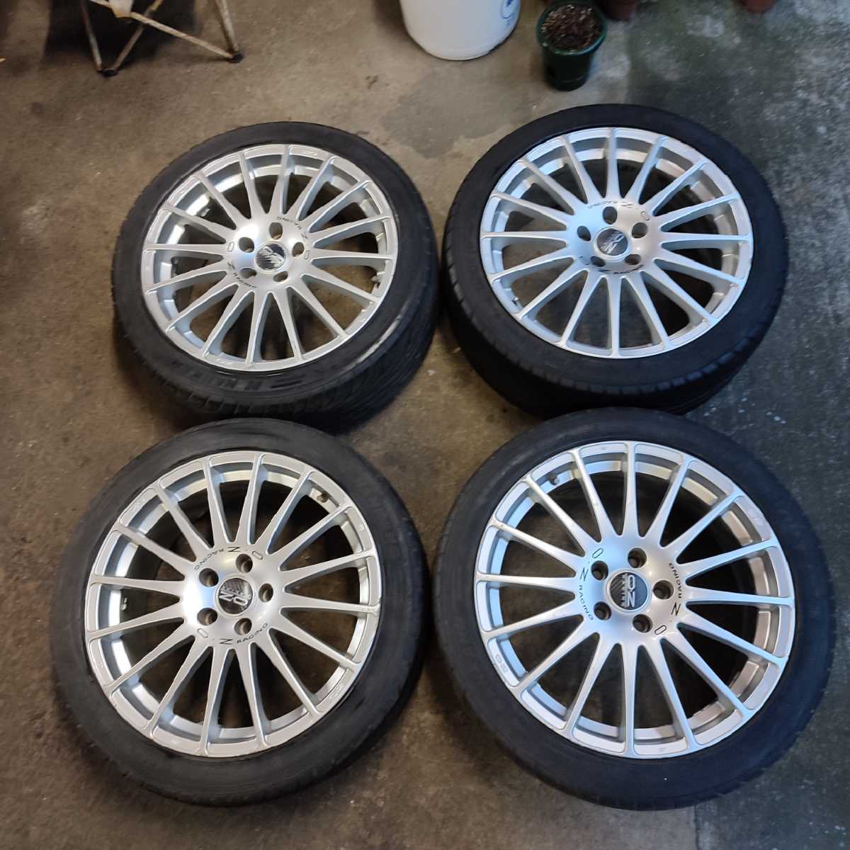 タイヤ付きOZホイール 8J 撚っ 245/45/17