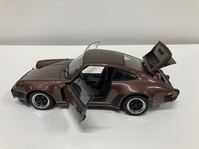 オートアート 1/18 ポルシェ 911 (930) 3.0 ターボ カッパー ブラウン