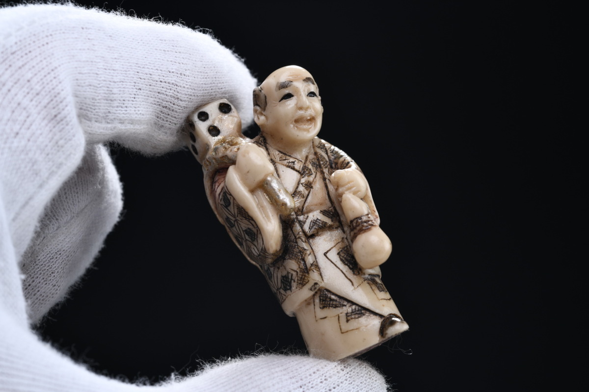 ◇鶴鳴堂◇時代物 マンモス 人物紋根付 提げ物 細密彫刻 眼入 根付 緒