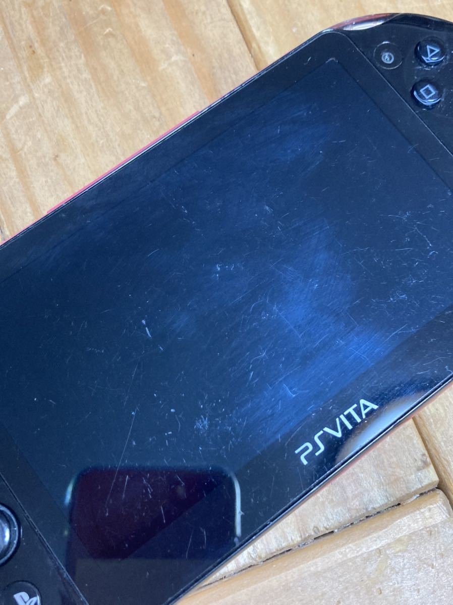 PS Vita Wi-Fiモデル PCH-2000 ピンク／ブラック 充電機なし ソフト 