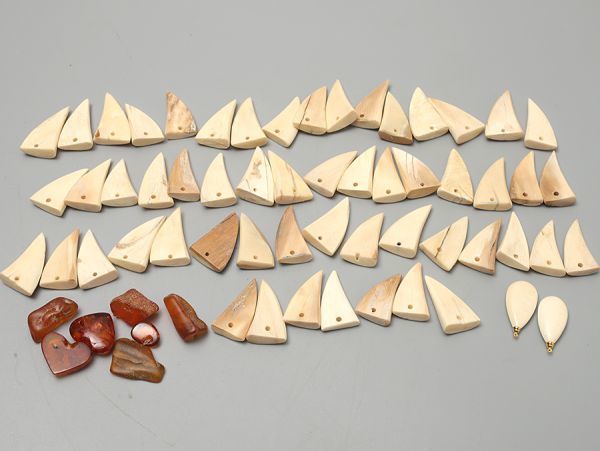 R584. マンモス牙 琥珀 アンバー 端材多数まとめて / 宝飾品装身具