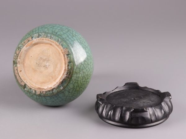 宋時代 龍泉窯 - 青磁 釉下彩藤文花瓶 博物館展示品 来歴有