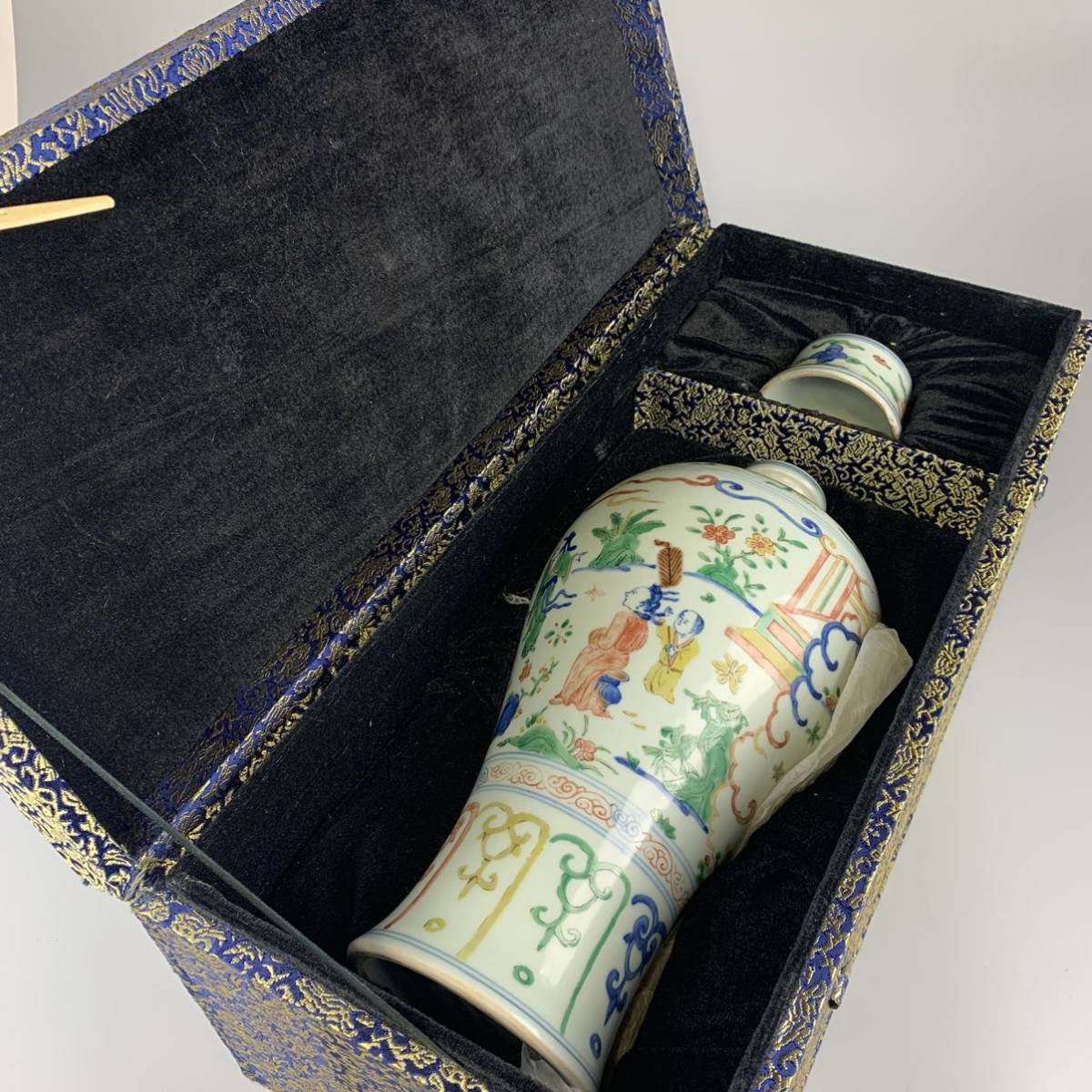 中国美術 人物 色絵 大明隆慶年製 壺 赤絵 花瓶 中国 唐物 五彩