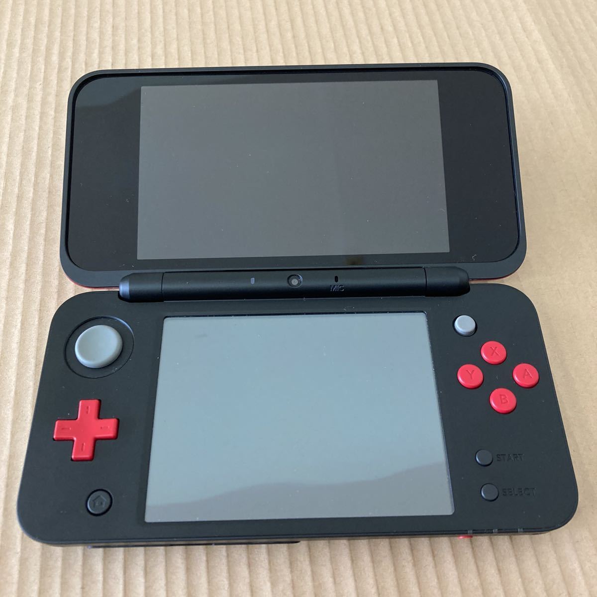 New ニンテンドー 2DS LL 本体 JAN-001 ブラック×レッド ACアダプター  