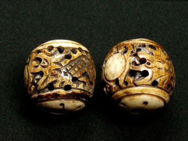 □時代物 大きな緒締め玉 2個 雲龍二頭 彫り透かし【 3㎝ 】ツノ.牙 、（