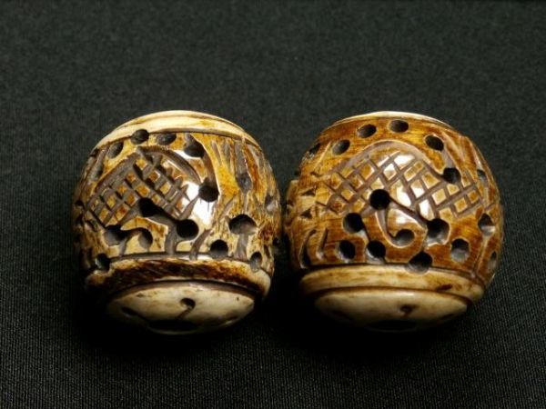 □時代物 大きな緒締め玉 2個 雲龍二頭 彫り透かし【 3㎝ 】ツノ.牙 、（