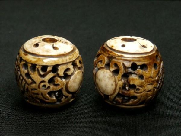 □時代物 大きな緒締め玉 2個 雲龍二頭 彫り透かし【 3㎝ 】ツノ.牙 、（