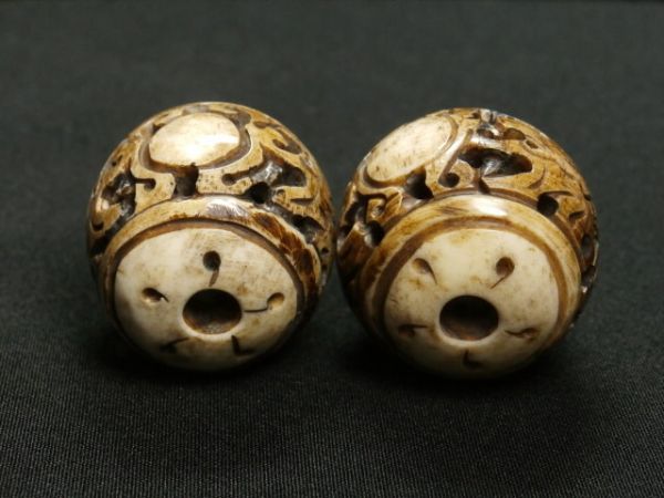 □時代物 大きな緒締め玉 2個 雲龍二頭 彫り透かし【 3㎝ 】ツノ.牙 、（